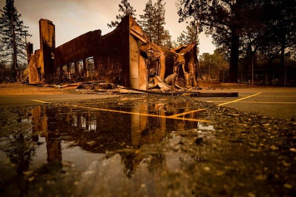 Лесные пожары в Северной Калифорнии убили 3 человек и разрушили сотни домов