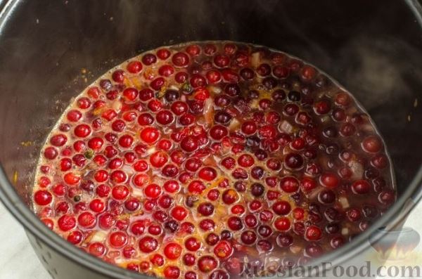 Пряная свинина, тушенная с клюквой, апельсином и горчицей