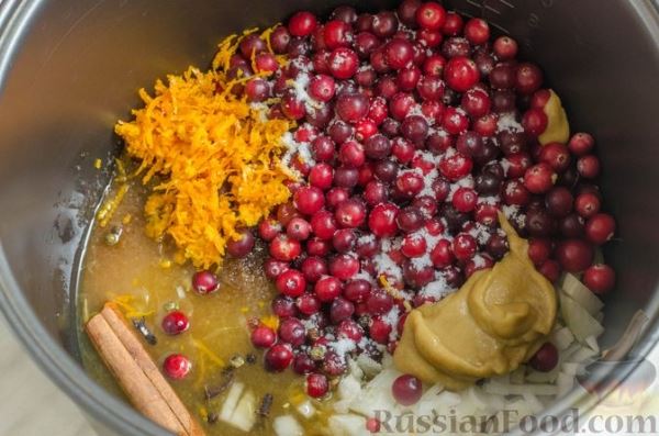 Пряная свинина, тушенная с клюквой, апельсином и горчицей