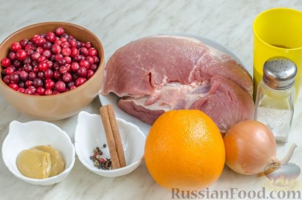 Пряная свинина, тушенная с клюквой, апельсином и горчицей