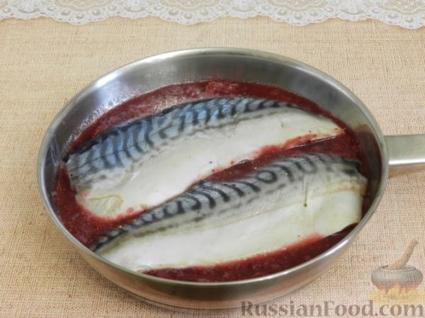 Скумбрия в клюквенном маринаде