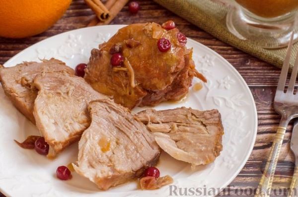 Пряная свинина, тушенная с клюквой, апельсином и горчицей
