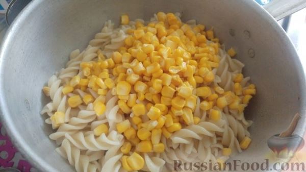 Запеканка из макарон с консервированной рыбой, кукурузой и моцареллой