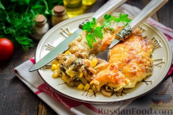 Рыба, запечённая с грибами, луком и кукурузой
