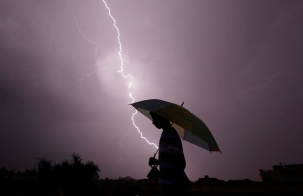 В Индии за стуки в результате ударов молний и дождей погибли 42 человека