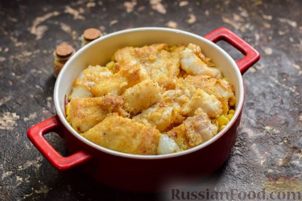 Рыба, запечённая с грибами, луком и кукурузой