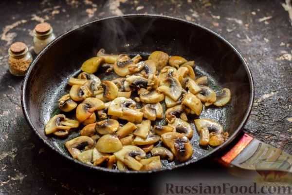 Рыба, запечённая с грибами, луком и кукурузой