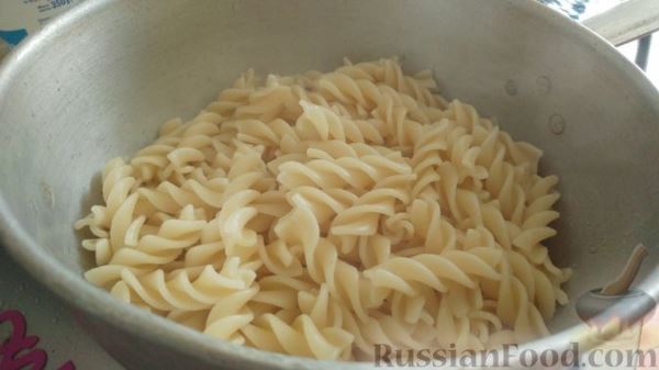Запеканка из макарон с консервированной рыбой, кукурузой и моцареллой