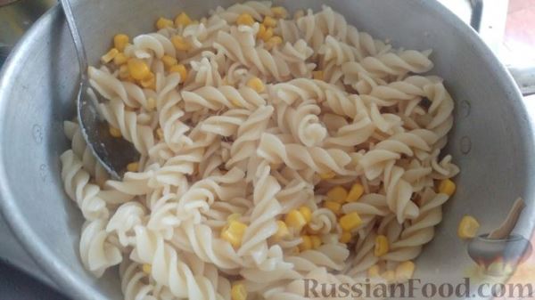 Запеканка из макарон с консервированной рыбой, кукурузой и моцареллой