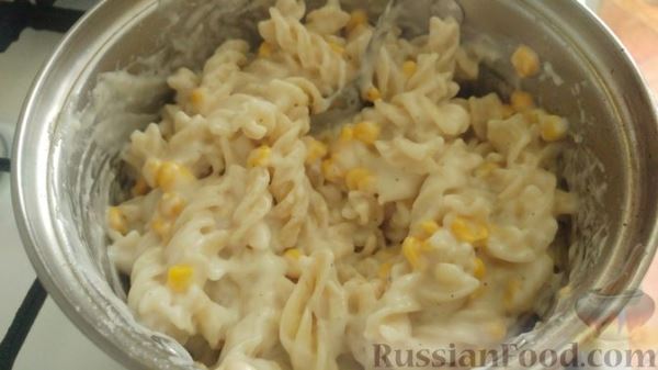 Запеканка из макарон с консервированной рыбой, кукурузой и моцареллой