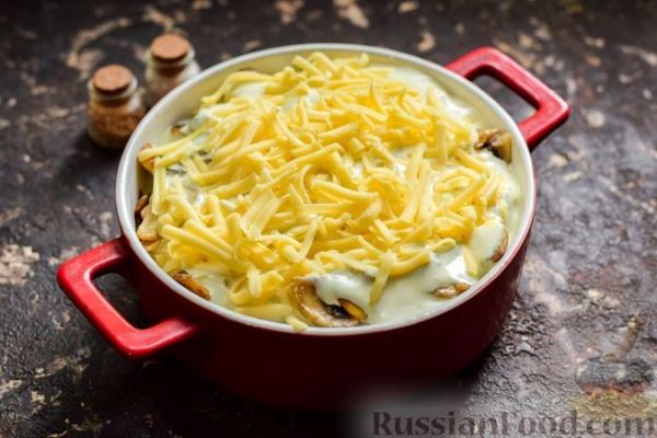 Рыба, запечённая с грибами, луком и кукурузой