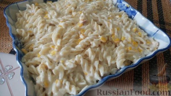 Запеканка из макарон с консервированной рыбой, кукурузой и моцареллой