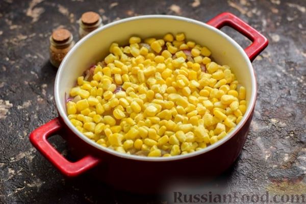 Рыба, запечённая с грибами, луком и кукурузой