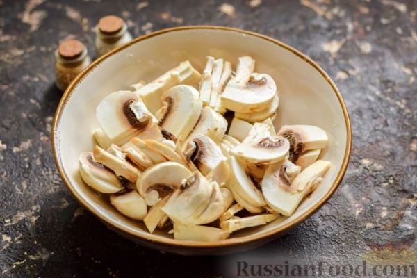 Рыба, запечённая с грибами, луком и кукурузой