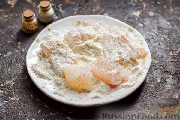 Рыба, запечённая с грибами, луком и кукурузой