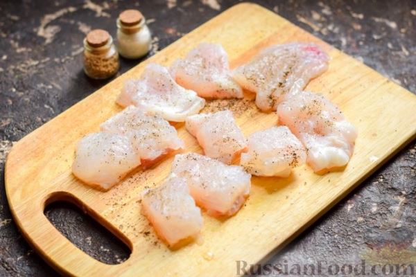Рыба, запечённая с грибами, луком и кукурузой