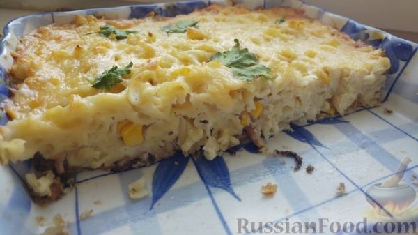 Запеканка из макарон с консервированной рыбой, кукурузой и моцареллой