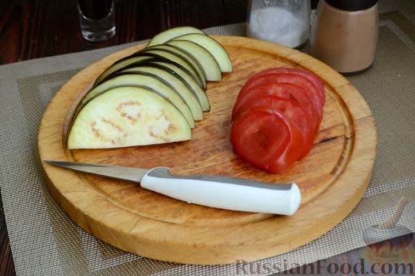 Минтай, запечённый с баклажанами, помидорами и сыром