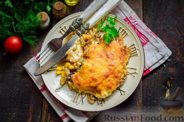 Рыба, запечённая с грибами, луком и кукурузой