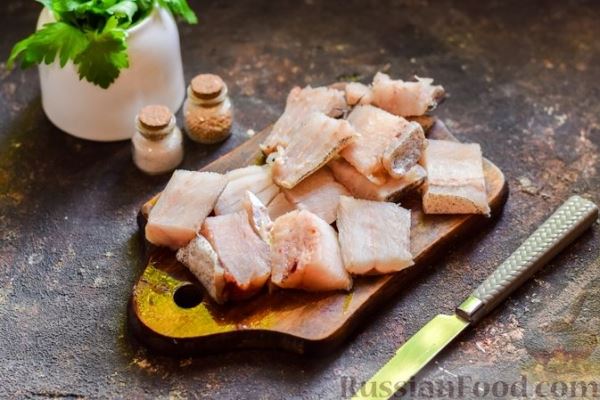 Рыба, запечённая с кабачками под сметанным соусом