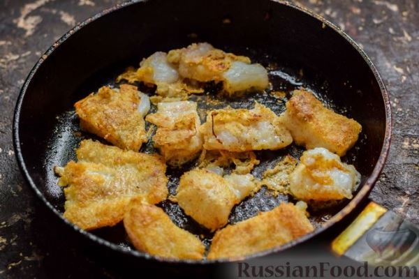 Рыба, запечённая с грибами, луком и кукурузой
