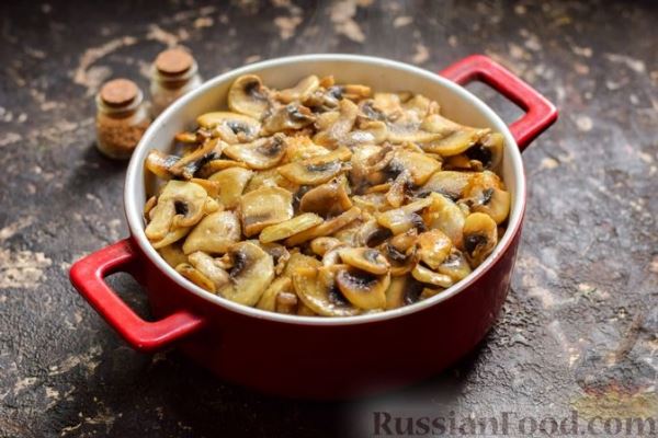 Рыба, запечённая с грибами, луком и кукурузой
