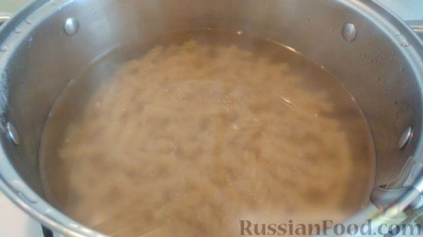 Запеканка из макарон с консервированной рыбой, кукурузой и моцареллой