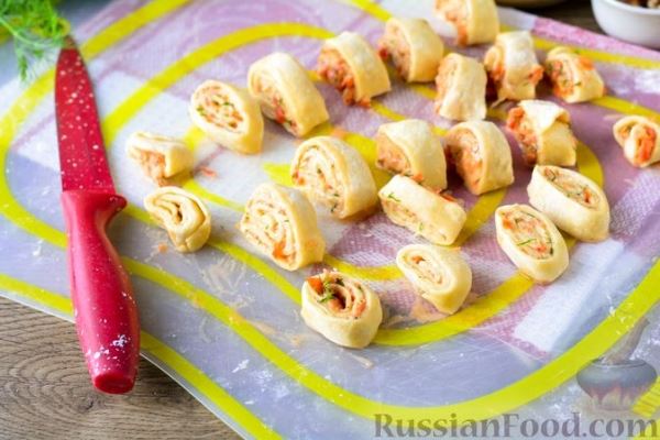Куриный бульон с овощами и рулетиками со сладким перцем и орехами