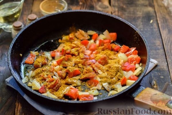 Тыква, тушенная с нутом, помидорами и пряностями, с жареными бананами