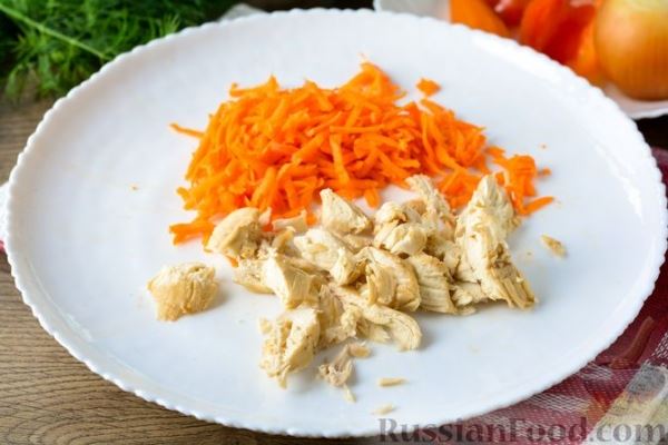 Куриный бульон с овощами и рулетиками со сладким перцем и орехами