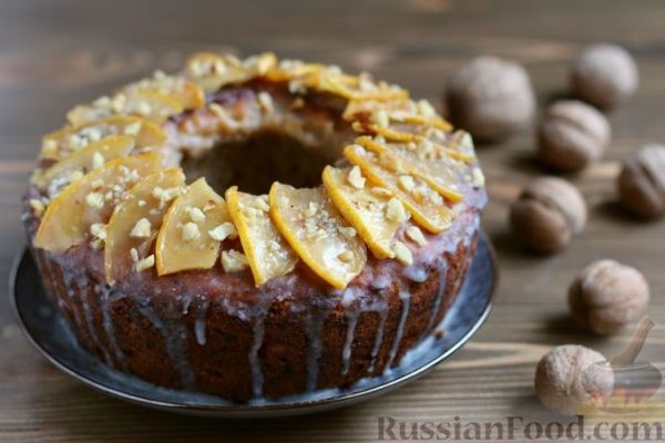 Кекс с айвой и орехами