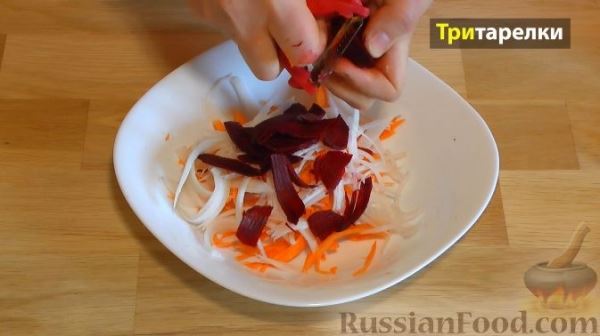 Салат из сырой свеклы, белой редьки и моркови