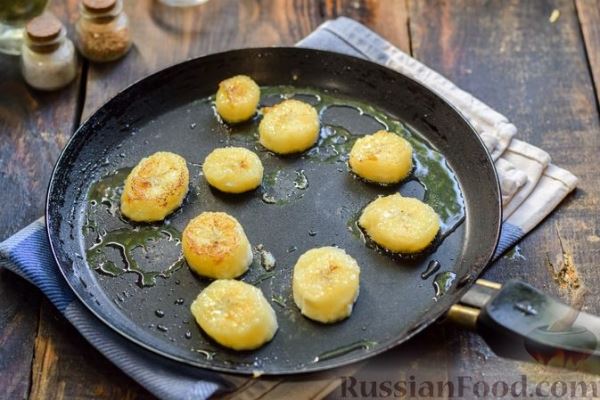 Тыква, тушенная с нутом, помидорами и пряностями, с жареными бананами