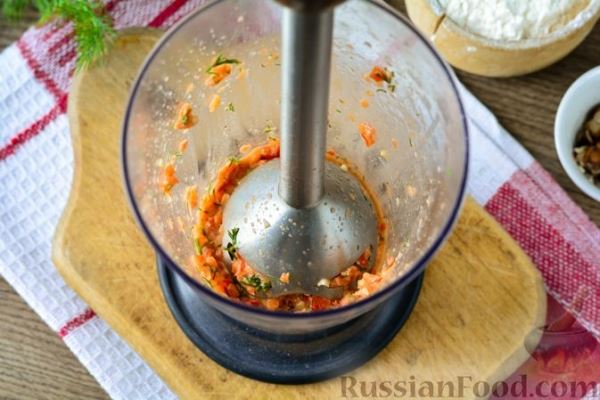 Куриный бульон с овощами и рулетиками со сладким перцем и орехами