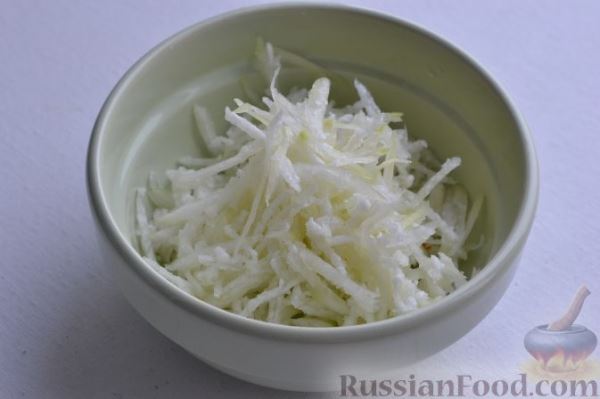 Салат из зеленой редьки, с морковью и редькой дайкон