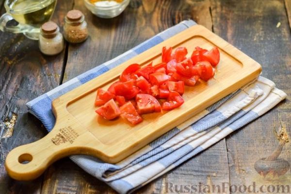 Тыква, тушенная с нутом, помидорами и пряностями, с жареными бананами