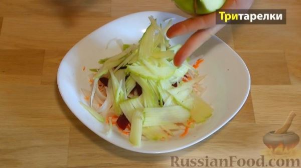Салат из сырой свеклы, белой редьки и моркови