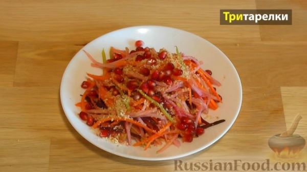 Салат из сырой свеклы, белой редьки и моркови