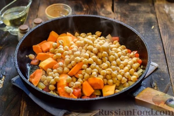 Тыква, тушенная с нутом, помидорами и пряностями, с жареными бананами