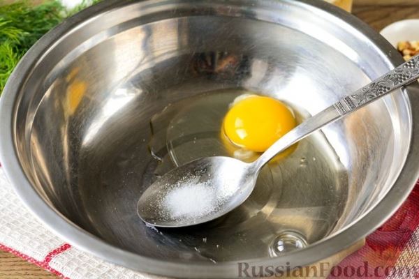Куриный бульон с овощами и рулетиками со сладким перцем и орехами