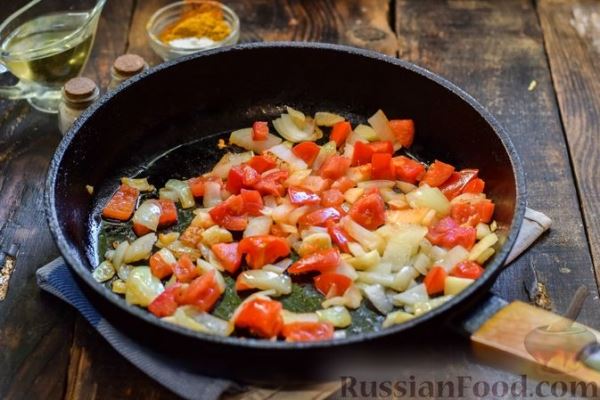 Тыква, тушенная с нутом, помидорами и пряностями, с жареными бананами