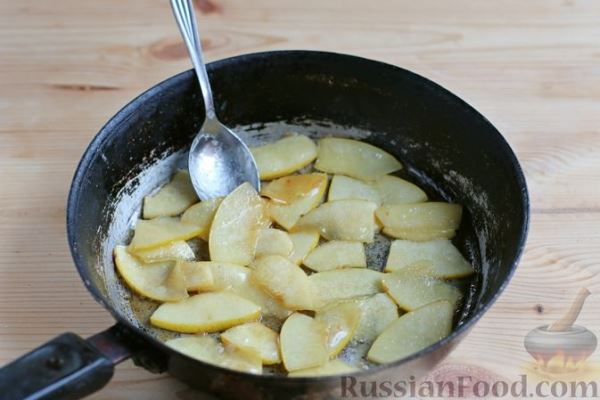 Кекс с айвой и орехами