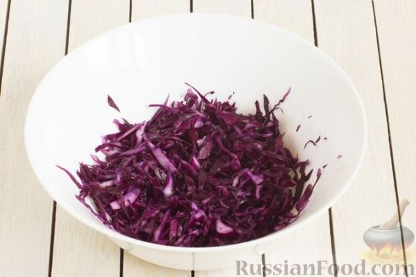 Салат из краснокочанной капусты с морковью, яблоком и изюмом