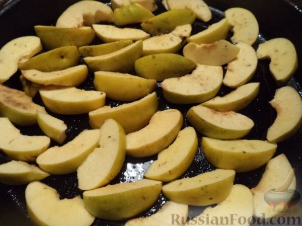 Пряная курица, запеченная с айвой