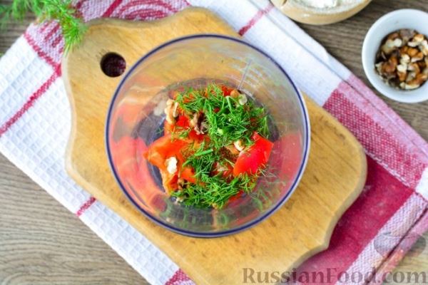Куриный бульон с овощами и рулетиками со сладким перцем и орехами