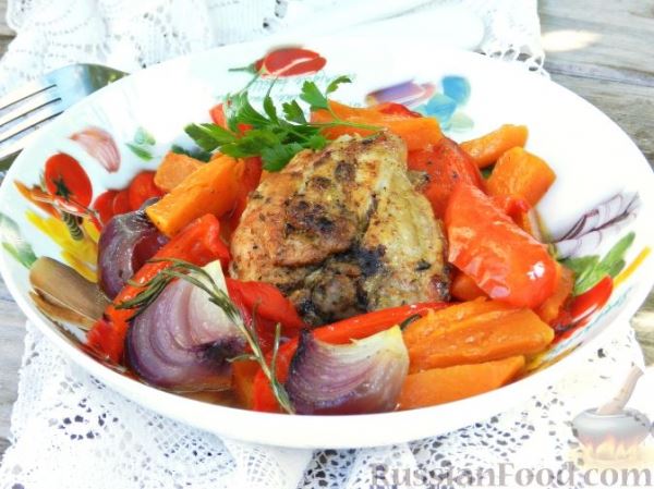 Запечённая курица с тыквой и перцем