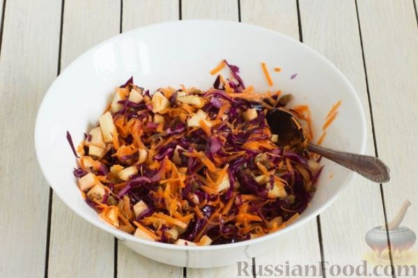 Салат из краснокочанной капусты с морковью, яблоком и изюмом