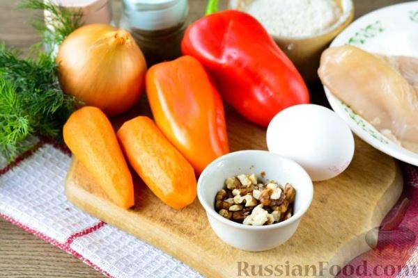Куриный бульон с овощами и рулетиками со сладким перцем и орехами
