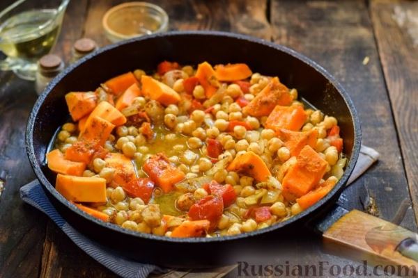 Тыква, тушенная с нутом, помидорами и пряностями, с жареными бананами