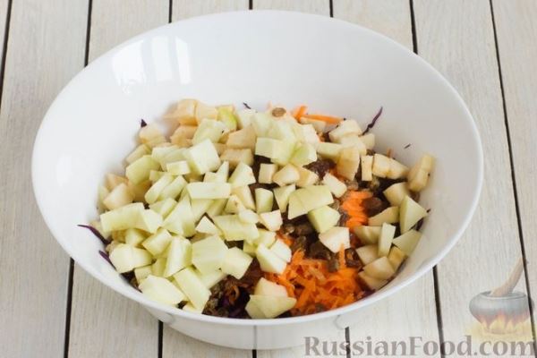 Салат из краснокочанной капусты с морковью, яблоком и изюмом